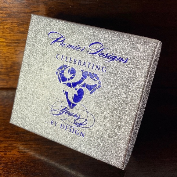 Costume Pearl Jewelry Suite - Picture 2 of 2